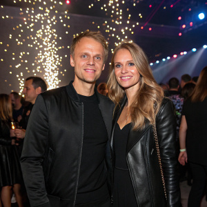 Armin van Buuren and Erika van Thiel at the after-party. Both are dressed in black. Celebrity guests, sparkling lights