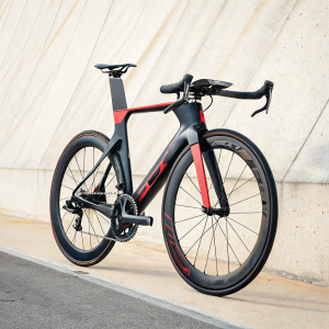 Argon 18 E-119 triathlon bike. Sleek black and red frame. Focus on aerodynamic design. Contemporary, high-performance aesthetic. Light-colored backdrop.
