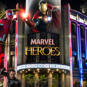 Dynamic promotional image featuring Marvel heroes. Dramatic red and purple hues. Cinematic lighting. Characters in various poses, expressions. Spanish text in elegant font.