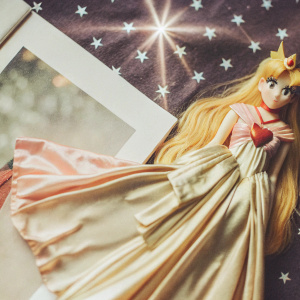 A fan artist's rendition of Sailor Venus from Sailor Moon. Pink background with starry motifs
