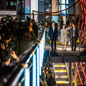 Oh Yoon-Ah, Song Seung-Heon, and Lee Young-Ae at a lively press event for their new film. Crowded venue with flashing cameras.