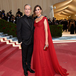 Bob Odenkirk and Naomi Yomtov at the Met Gala. Wearing elegant black suits and long red gown.