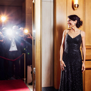 Lisa Edelstein at the red carpet of People's Choice Awards, elegant in a black sequined gown.