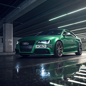 Digital artwork of a shiny green Audi RS5. License plate reads WOBZK 295. Lit from above with dark shadows