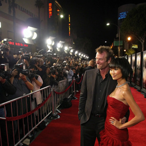 Thomas Jane and Bai Ling at the Hollywood premiere. Crowded red carpet. Flashing cameras