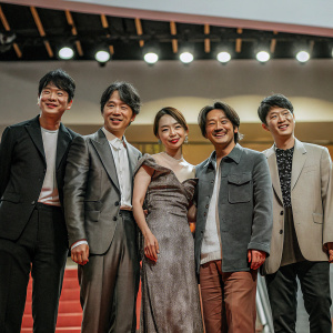 Gang Dong-won, Lee Joo-young, Lee Ji-eun, Song Kang-ho, and Hirokazu Kore-Eda at Cannes Film Festival's photocall for 'Broker Les Bonnes Etoiles'.