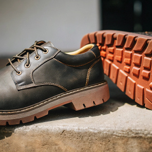 Classic Timberland Earthkeepers Larchmont Oxford Shoe with a robust brown sole, offering superior traction. The shoe's texture and sturdy design ensure durability and comfort, perfect for everyday wear.