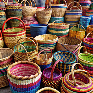 varios canastos de tejido de palma de colores