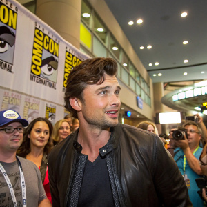 Tom Welling in a candid shot at Comic-Con. Stylish casual attire, surrounded by fans.