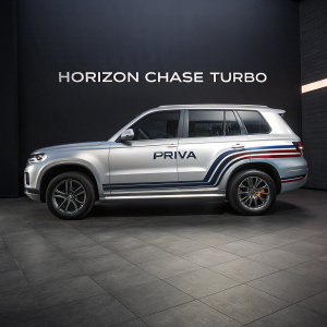 3D render of a silver SUV with horizontal stripes, featuring the Priva logo. Dark base and text elements. The car is on a dark backdrop with the text 'Horizon Chase Turbo' visible.