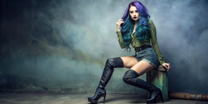  Dark purple ombre long hair Tattoo Olive green gothic makeup Super short glossy sky blue hot pants Over-the-knee glossy dark green high-heeled boots with zipper
