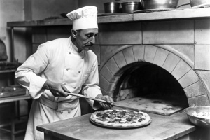 Italian restaurant of the thirties, the chef prepares pizza