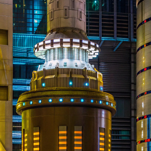 Concept art by Syd Mead, inspired by the dystopian world of Blade Runner. Design features a sleek, towering structure with a brown base and a white upper section adorned with intricate, futuristic details.