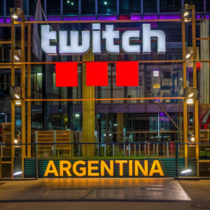 Creative Figma design showcasing Twitch streaming platform in Argentina. Vibrant purple background, bold Spanish text highlighting community engagement and content creation.