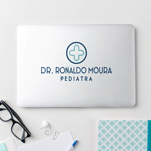 Dr. Ronaldo Moura Pediatra's branding design. Logo, clinic name, modern and professional look. Includes MacBook, glasses, business card. White and blue color scheme with accent colors.