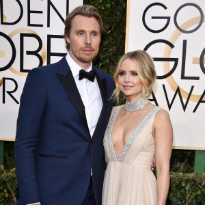 Dax Shepard and Kristen Bell at the Golden Globes. Both dressed formally. Shepard in navy blue tuxedo. Bell in long flowing gown.