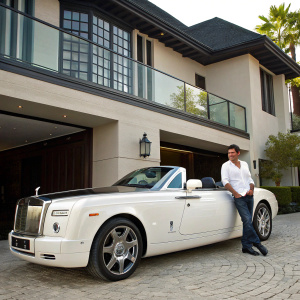Highlighting the luxurious life of Simon Cowell. His prized possession: a dazzling Rolls Royce Phantom Drophead Coupe. Featured in a sleek online gallery dedicated to top executives' lifestyles.