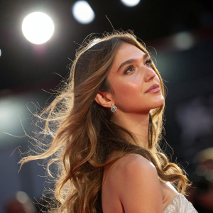 Giulia Follina, Italian actress, long wavy hair, gentle expression. At award show, spotlight on her face and flowing hair