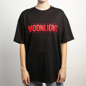 Polera negra de la marca moonlight modelo overzize con estampado rojo con el nombre de la marca 