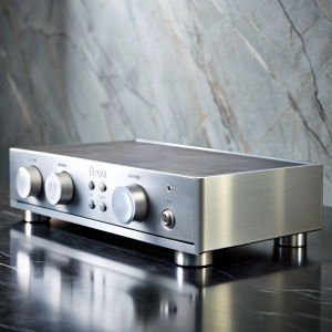 Серебристый хай-фай усилитель Technics со стрелочными индикаторами на мраморном столе с полированной поверхностью.