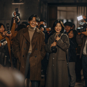 Kim Kang-Woo and Kim Hyo-jin at a busy photocall. Surrounded by flashing cameras and curious onlookers.