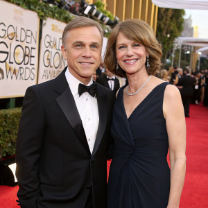 Christoph Waltz and Judith Holste on the Golden Globe awards red carpet. Both are in formal attire.
