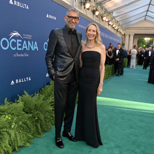 Jeff Goldblum and Susan Cohn Rockefeller on a vibrant green carpet at the Oceana Gala.