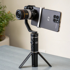 Feiyu Tech G4 Pro gimbal, holding a Samsung Galaxy S21, black and sleek design, stabilizing the phone for smooth video recording