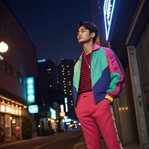 Minho, a Korean celebrity, in a casual yet stylish outfit. Standing in a neon-lit urban alley. Dark sky, city lights