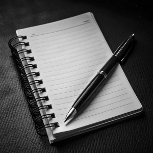 Notizbuch und Stift