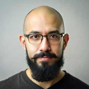 hombre mexicano 30 años cabeza rapada ojos pequeños rasgados claros cara larga nariz pequeña ancha orejas pequeñas barba larga lentes