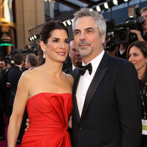 Sandra Bullock and Alfonso Cuarón on a glamorous Hollywood night. Black tie event with stars and paparazzi