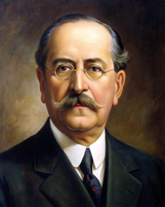 Gustavo Adolfo Rivas Silva. Elegante. Presidente. Demócrata. Bigote corto. Pelo largo. Lentes. 70 años. Retrato en pintura. 