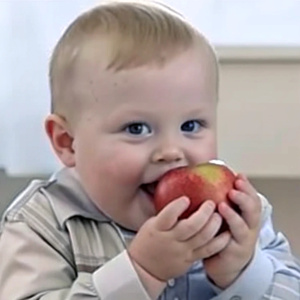 HE LIKES TO EAT APPLE.