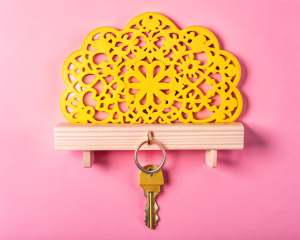 резная ключница с полочкой из фанеры сделанная на станке лазерной резки