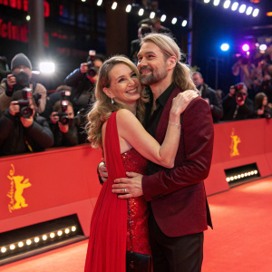David Garrett and Tatjana Gellert embrace on the Berlinale Carpet. Festive atmosphere with flashing cameras and excited crowd