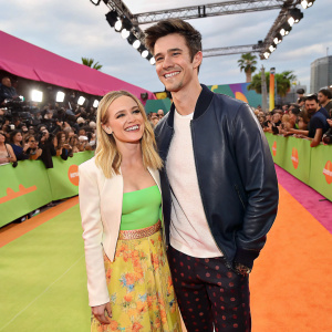 Kristen Bell and Grant Gustin at Nickelodeon's 2018 Kids' Choice Awards. Vibrant green carpet, filled with cheering fans and flashing cameras.