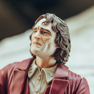 Joaquin Phoenix, portrayed as Arthur Fleck, in a detailed sculpture. Black background, focusing on his facial features
